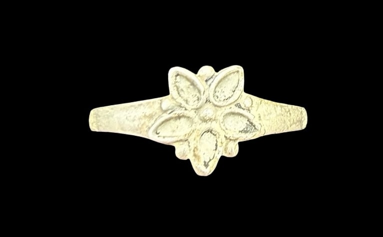 Amazing Ornate Vintage NATIVE AMERICAN Sterling Silver Flower Shaped Ring: Good vintage condition w/ patina and wear according to age and use, see pictures. Weighs ca. 1.3 grams. The ring is a size 5 3/4. Marked Sterling Silver