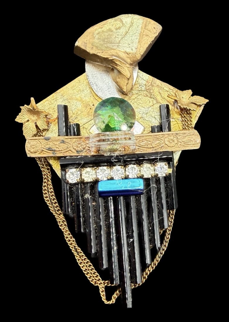 Unusual Vintage Costume Jewelry Arrow Shaped Brooch Pin: Good vintage condition w/ patina and wear according to age and use, see pictures. Measures approx. 2 3/4" long and 2" wide and weighs ca. 12.3 grams.