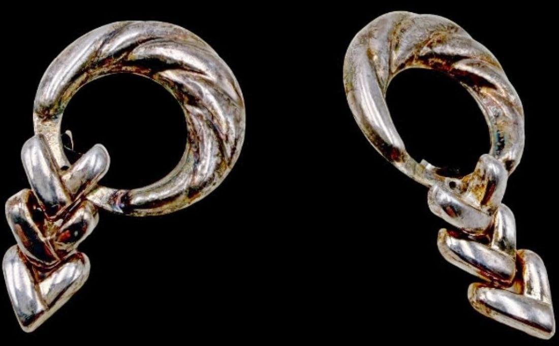Gorgeous Ornate Vintage Gilt Sterling Silver Earrings: Good vintage condition w/ patina and wear according to age and use, see pictures. Measures approx. 1" long and 1" wide and weighs ca. 7.9 grams. Marked Sterling Silver
