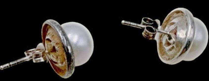 Beautiful Vintage Gilt Sterling Silver & Pearl Earrings: Good vintage condition w/ patina and wear according to age and use, see pictures. Measures approx. 3/4" long and 1/2" wide and weighs ca. 5.8 grams. Marked Sterling Silver