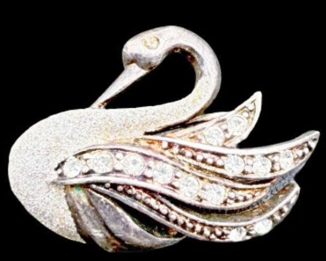 Stunning Ornate Vintage Gilt Sterling Silver & Clear Rhinestone Swan Pin Brooch: Good vintage condition w/ patina and wear according to age and use, see pictures. Measures approx. 1 1/4" long and 3/4" wide and weighs ca. 6.3 grams. Tested for Sterling Silver
