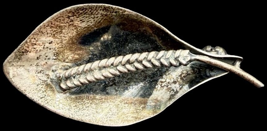 Gorgeous Ornate Vintage Gilt Sterling Silver Leaf Pin Brooch: Good vintage condition w/ patina and wear according to age and use, see pictures. Measures approx. 1 3/4" long and 3/4" wide and weighs ca. 4.6 grams. Marked Sterling Silver