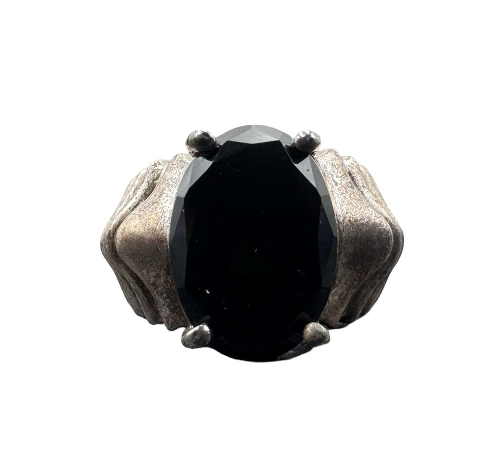 Unusual Vintage Mid-Century Modern Sterling Silver & Oval Black Onyx Ribbed Armadillo Cocktail Ring: Very good vintage condition with minor patina according to age. Measures approx. 1" long and 3/4" wide and weighs ca. 8.48 grams. Marked for Sterling Silver.