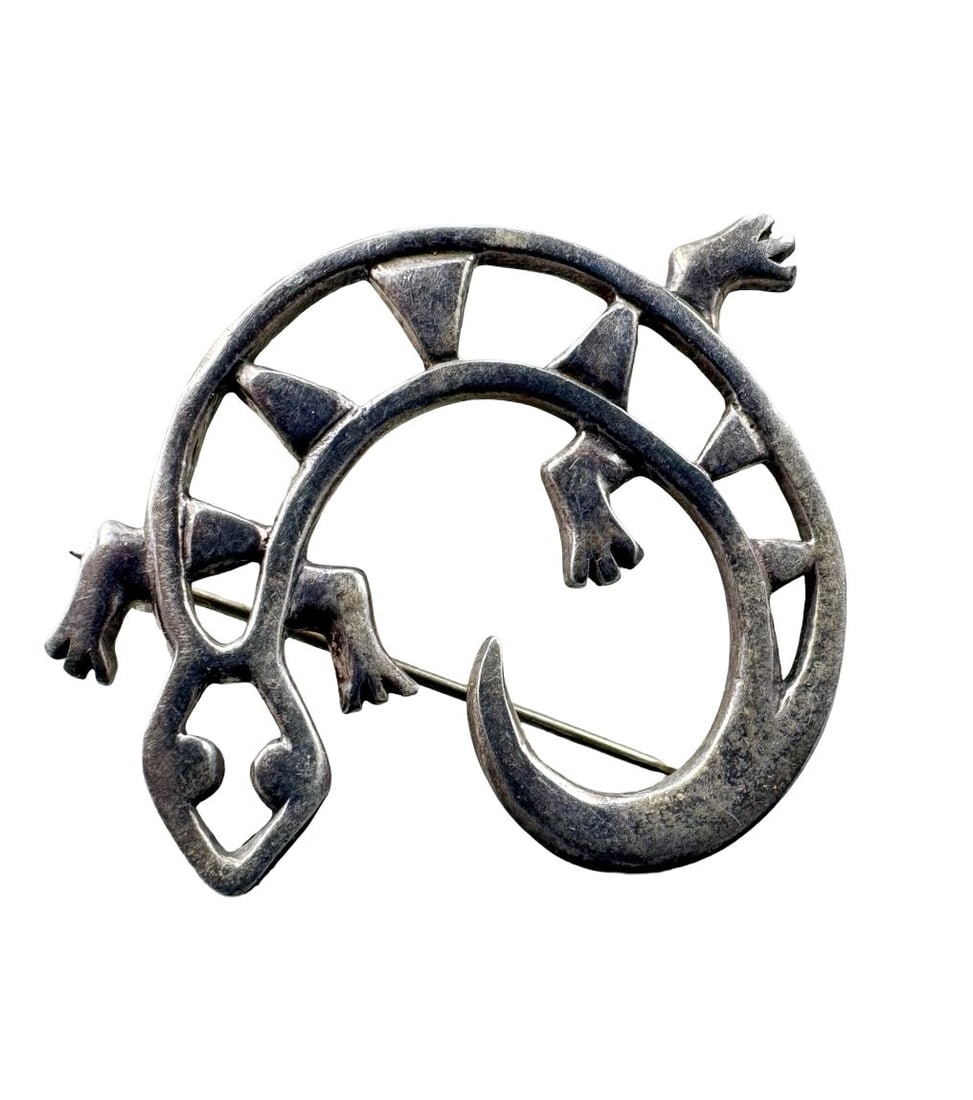 Whimsical Vintage Mid-Century Sterling Silver Lizard Brooch Pin: Very good vintage condition with minor patina according to age. Measures approx. 1" long and 1 2/8" wide. Weighs ca. 10.29 grams. Tested for Sterling Silver.
