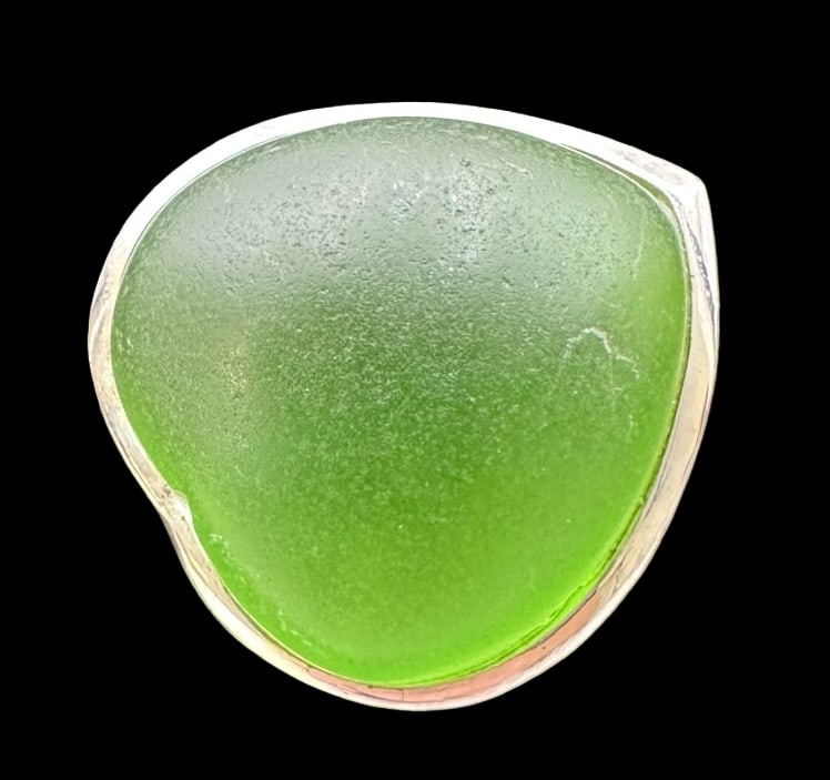 Vintage European Sterling Silver & Green Murano Glass Heart Shaped Designer Ring: Very good vintage condition with minor patina according to age. Measures approx. 1 1/8" long x 1" wide and weighs ca. 26 grams. The ring is a size 8. Marked for Sterling Silver.