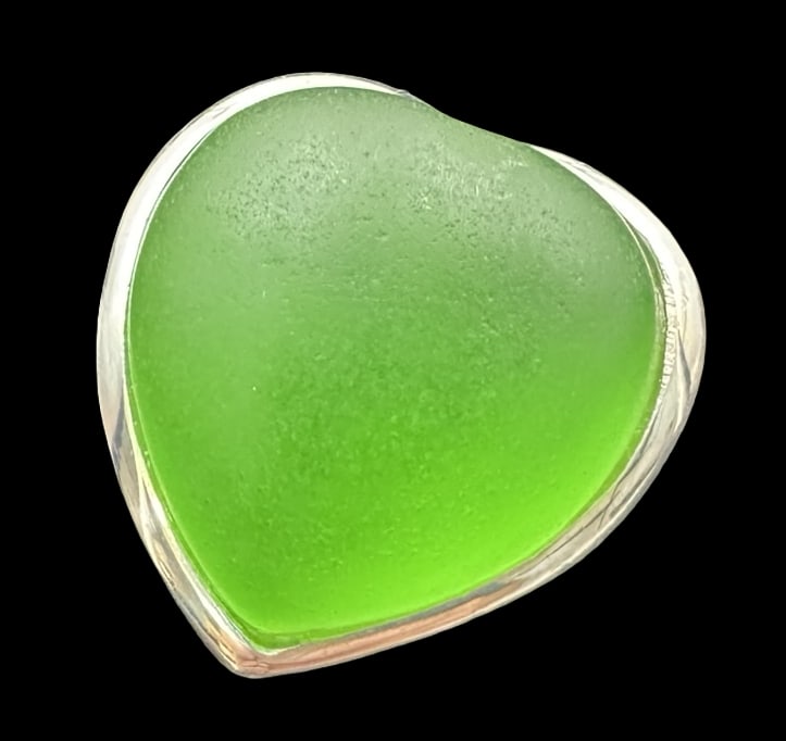 Vintage European Sterling Silver & Green Murano Glass Heart Shaped Designer Ring: Very good vintage condition with minor patina according to age. Measures approx. 7/8" long x 7/8" wide and weighs ca. 18.8 grams. The ring is a size 8. Marked for Sterling Silver.
