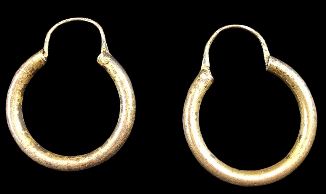 Vintage Gilt Sterling Silver Hoop Earrings: Very good vintage condition with minor patina according to age. Each measures approx. 1" wide x 1" high and weighs ca. 1.5 grams. Marked.