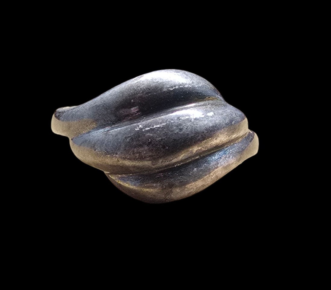 Stylish Vintage Mid-Century Modern Sterling Silver Ring: Very good vintage condition with minor patina according to age. The ring is a size 6.5 and weighs ca. 8 grams. Marked for Sterling Silver.