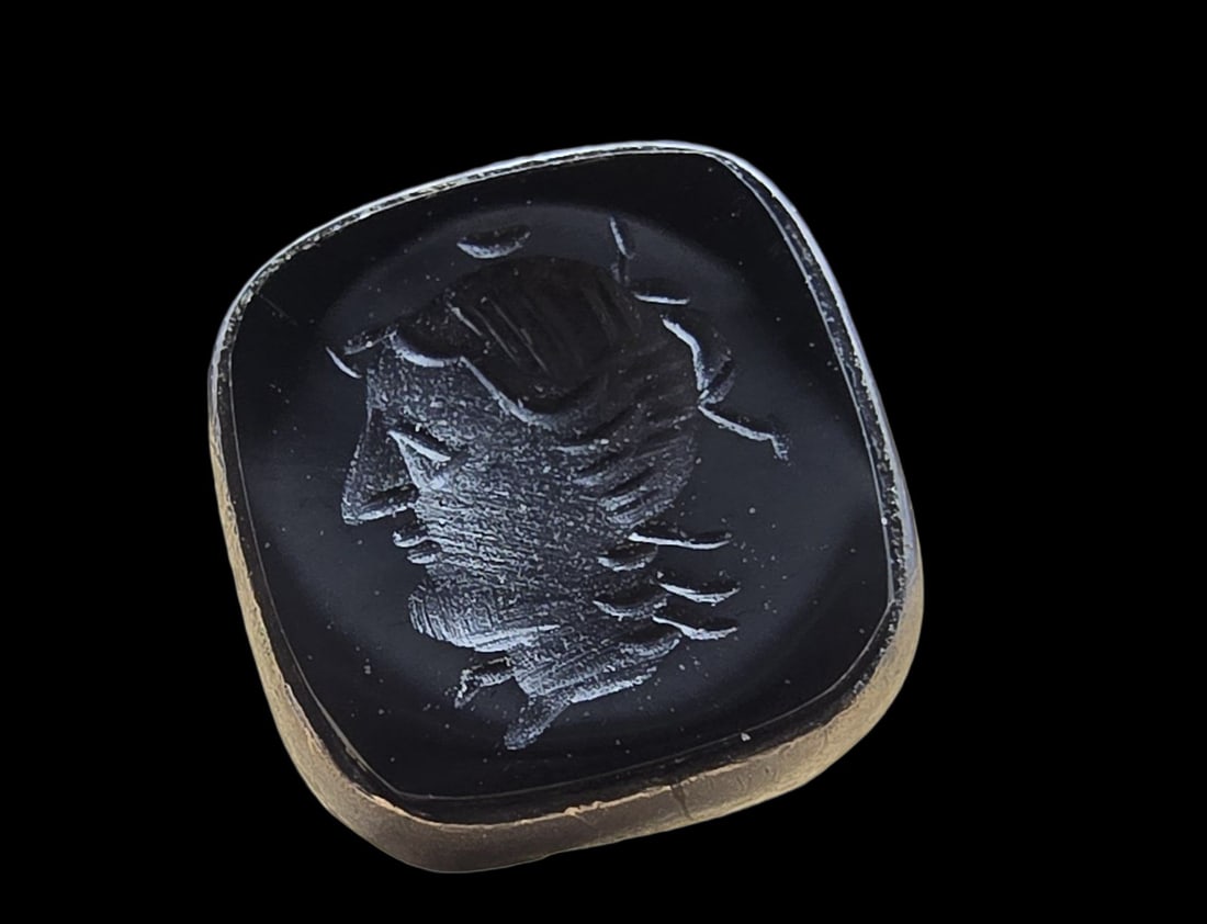 Gorgeous Vintage Sterling Silver & Onyx Intaglio Lapel Pin: Very good vintage condition with minor patina according to age. Measures approx. 1/2" wide and weighs ca. 2.5 grams. Tested for Sterling Silver.