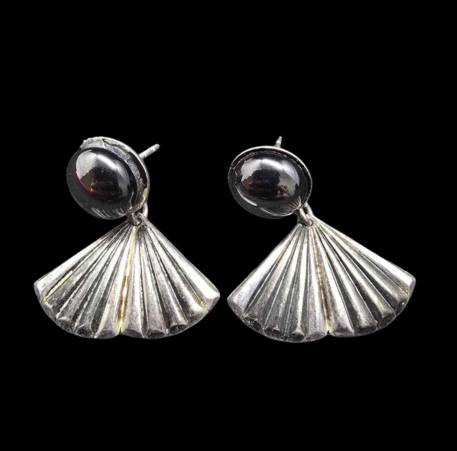 Beautiful Vintage Sterling Silver & Black Gemstone Shell Pattern Earrings: Very good vintage condition with minor patina according to age. Each measures approx. 1" wide and they jointly weigh ca. 4.5 grams. Marked for Sterling Silver.