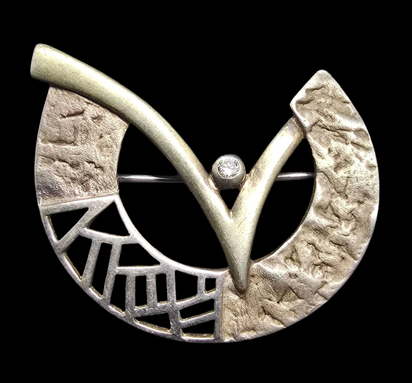 Beautiful Ornate Vintage Sterling Silver & Clear Rhinestone Designer Pin Brooch: Very good vintage condition with minor patina according to age. Measures approx. 1" wide and weighs ca. 6 grams. Marked for Sterling Silver and carrying an unidentified designer mark.