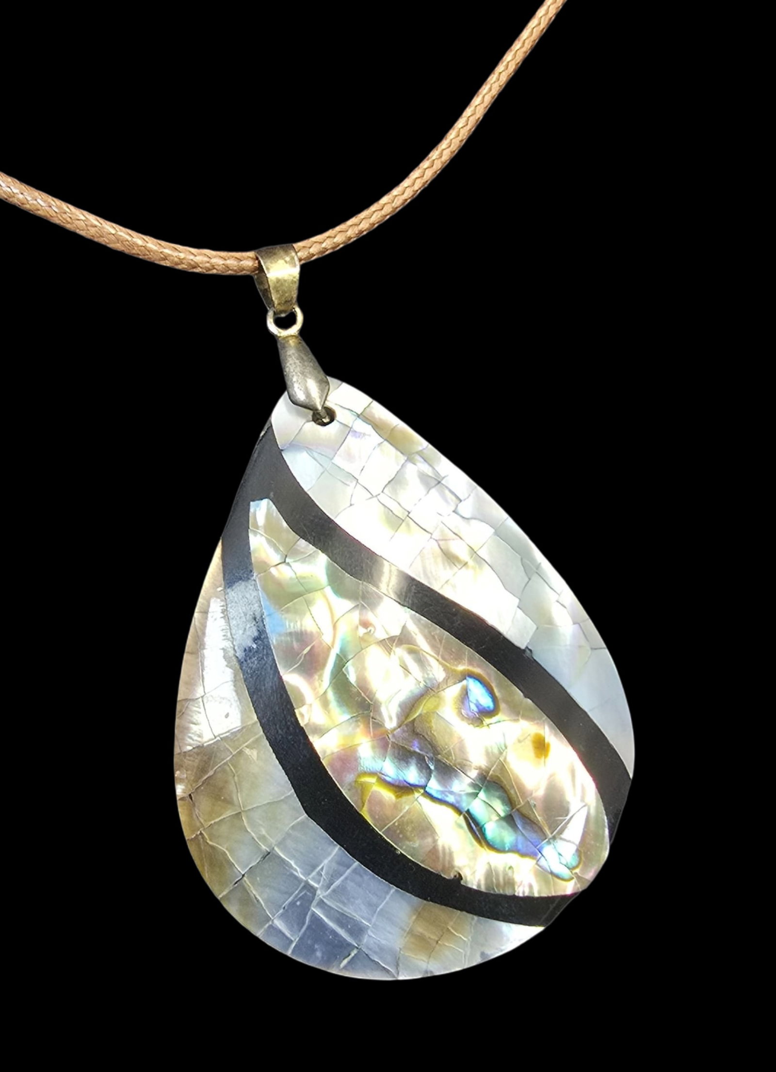 Stylish Vintage Handmade Mother of Pearl Pendant Necklace: Very good vintage condition with minor patina according to age. Measures approx. 17" long and weighs ca. 23.5 grams.