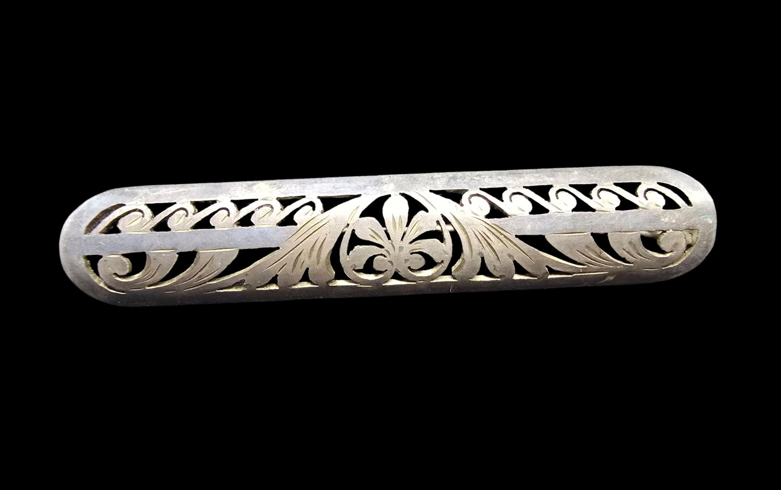 Ornate Vintage European 835 Silver & Leaf Motiv Pin Brooch: Very good vintage condition with minor patina according to age. Measures approx. 2 1/2" long and weighs ca. 7 grams. Marked for 835 Silver.