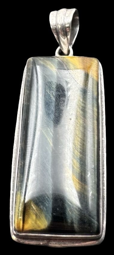 Beautiful Vintage Sterling Silver & Large Labradorite Pendant: Very good vintage condition with minor patina according to age. Measures approx. 2 1/4" long x 3/4" wide and weighs ca. 18.7 grams. Marked for Sterling Silver..