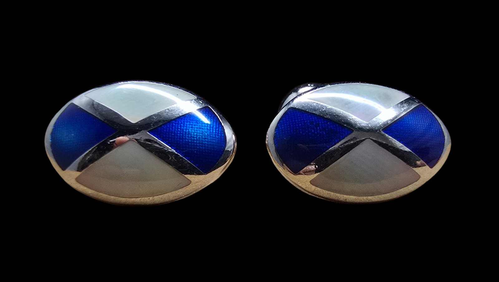 Gorgeous Vintage Stainless Steel /w Blue & White Enamel Cufflinks: Very good vintage condition with minor patina according to age. Measures approx. 1" wide and weighs ca. 17 grams.
