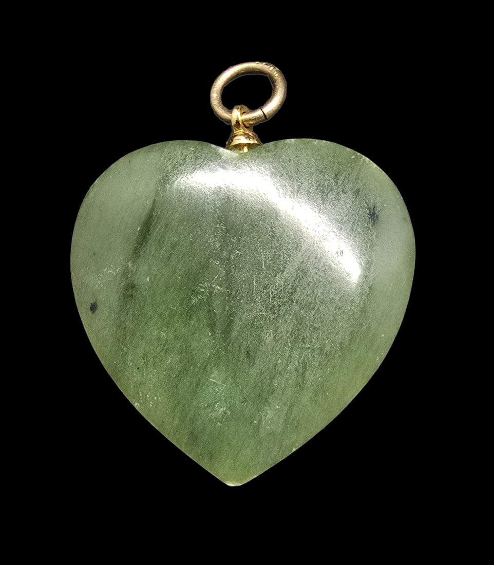 Gorgeous Vintage Gold-Tone Metal & Green Jade Heart Pendant: Very good vintage condition with minor patina according to age. Measures approx. 1" wide and weighs ca. 7.5 grams.