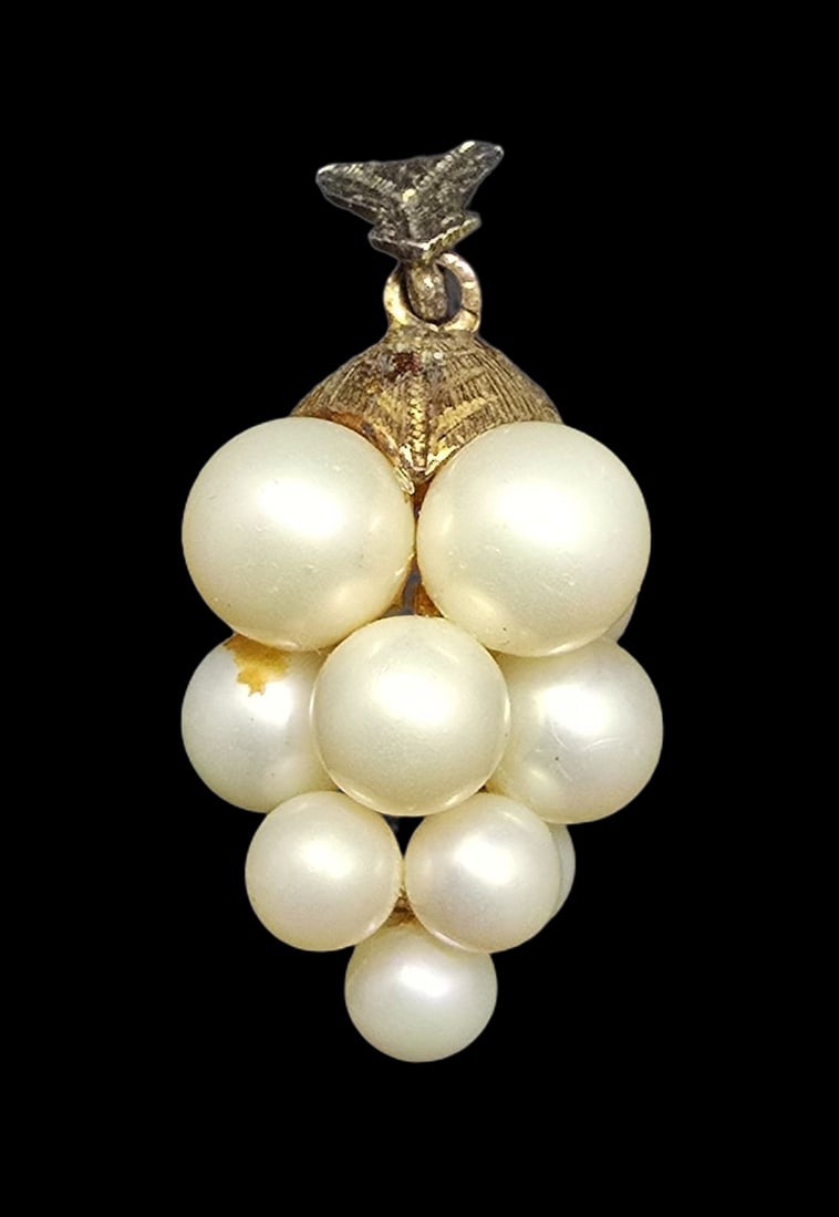 Beautiful Ornate Vintage Costume Jewelry Grape Bunch Pearl Pendant: Very good vintage condition with minor patina according to age. Weighs ca. 3.5 grams.