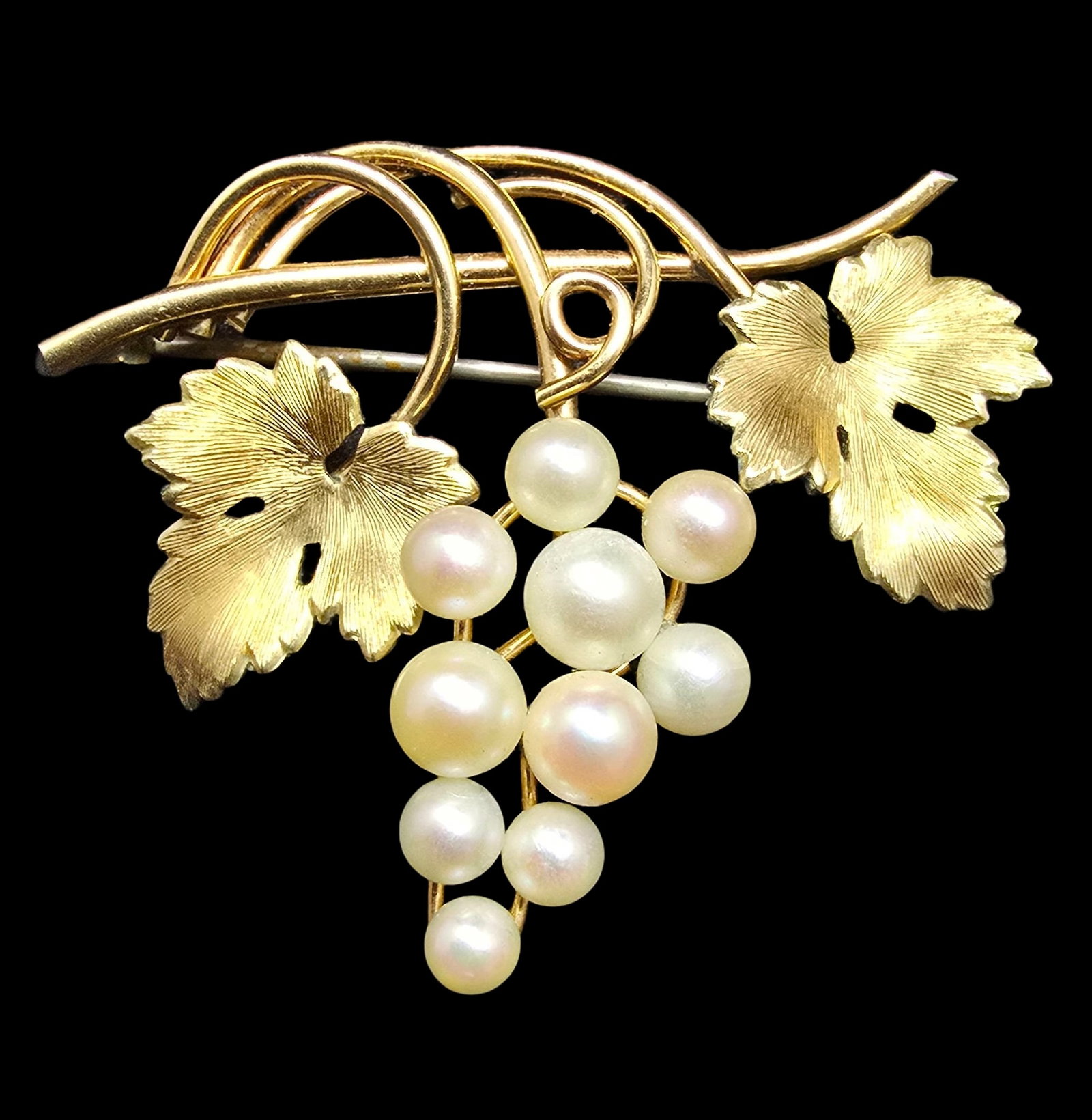 Gorgeous Vintage KREMENTZ Costume Jewelry Pearl Grapes & Grape Leaf Pin Brooch: Very good vintage condition with minor patina according to age. Measures approx. 1" high and 2" wide and weighs ca. 7 grams. Marked for KREMENTZ.
