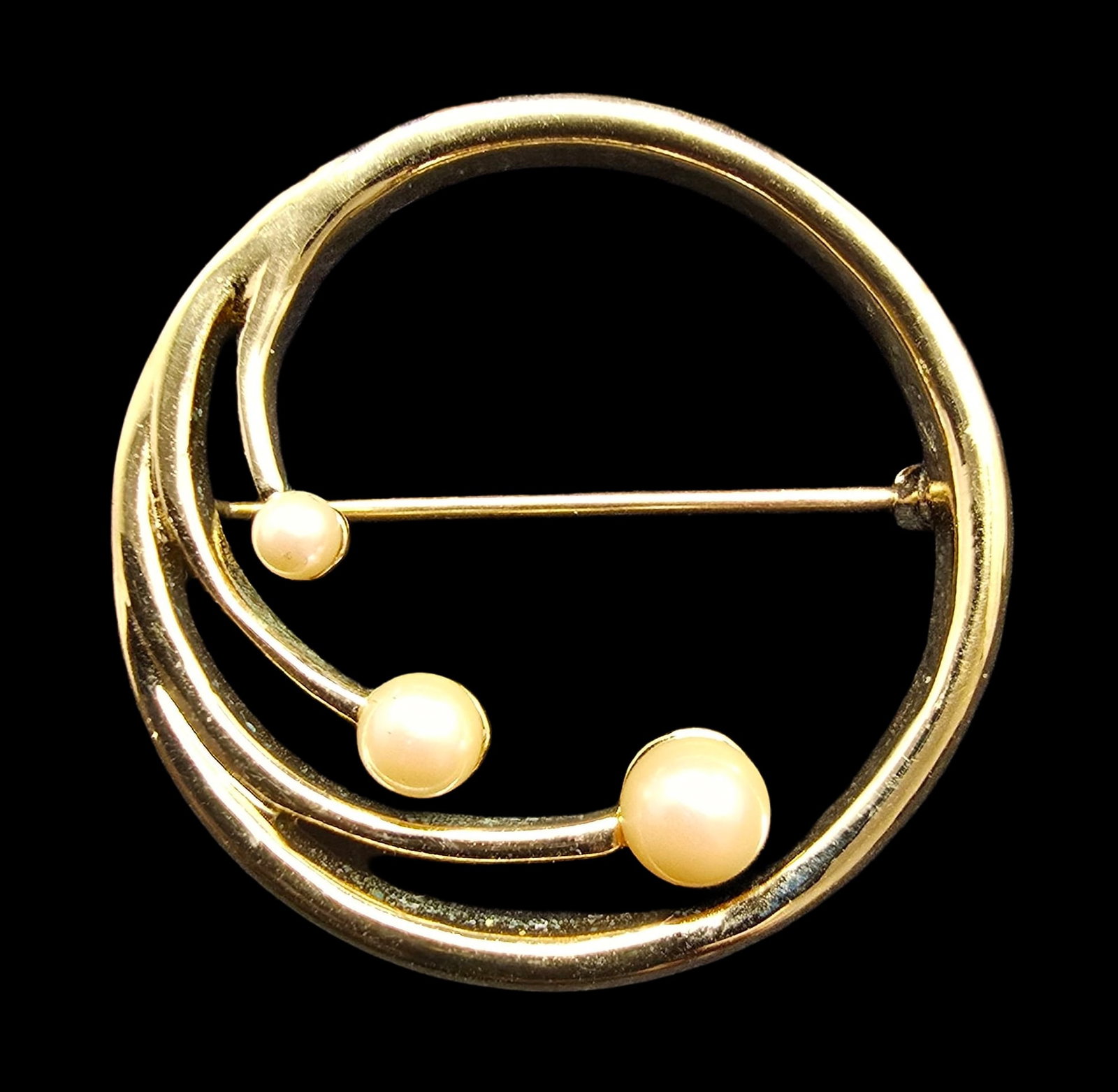 Beautiful Vintage MONET Costume Jewelry Goldtone Circle & Faux White Pearls Pin Brooch: Very good vintage condition with minor patina according to age. Measures approx. 1" high and 1" wide and weighs ca. 6.5 grams. Marked for MONET.