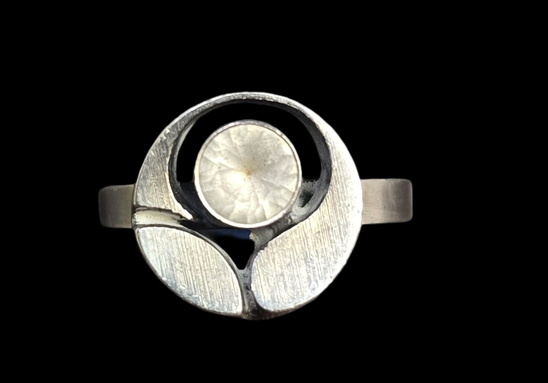 Vintage Mid-Century Modern KARL LAINE Finnish Sterling Silver Designer Ring: Very good vintage condition with minor patina and wear according to age; the ring band is open and can thus be easily adjusted. The ring is a size 6 and weighs ca. 2.5 grams. Marked for Sterling Silve