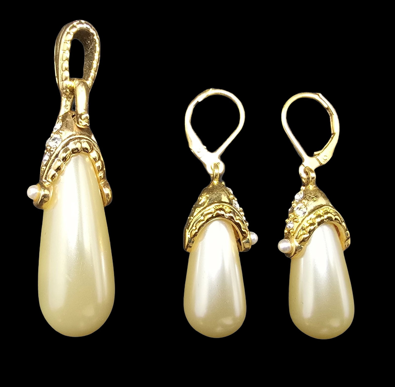 Beautiful Vintage Costume Jewelry Goldtone Metal, Pearl & Clear Rhinestone Pendant & Earring Set: Very good antique condition with minor patina according to age. Total weight is ca. 14.5 grams.