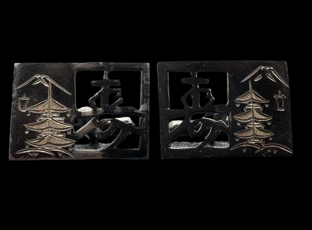 Ornate Vintage Mid-Century Japanese Partially Gilt 950 Silver Cufflinks: Very good vintage condition with minor patina according to age. Measures approx. 1" long and 3/4" wide and weighs ca. 8.5 grams. Marked for 950 Silver.