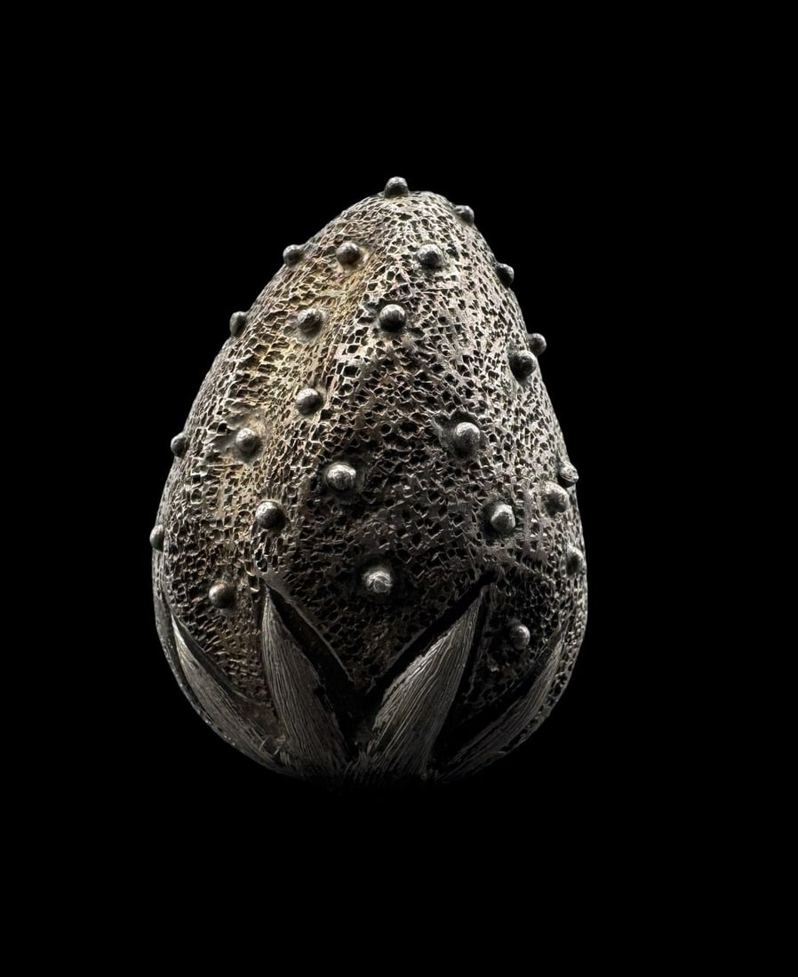 Stunning Vintage Mid-Century Mexican Designer F.NAVA Sterling Silver Strawberry Snuff Box: Very good vintage condition with minor patina according to age. Measures approx. 1" long and 1" wide and 2" high and weighs ca. 28.9 grams. Marked for Sterling Silver.