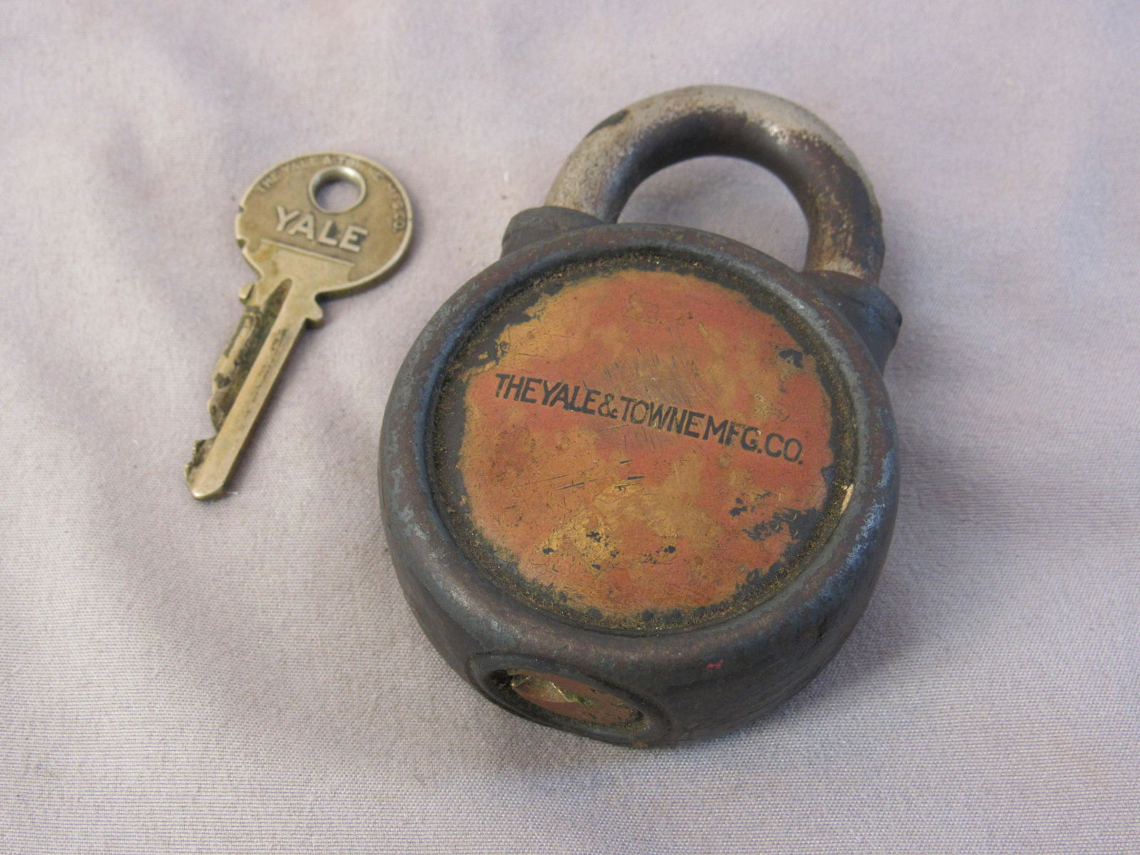 Yale Padlock 326 with original key. (1 of 4)