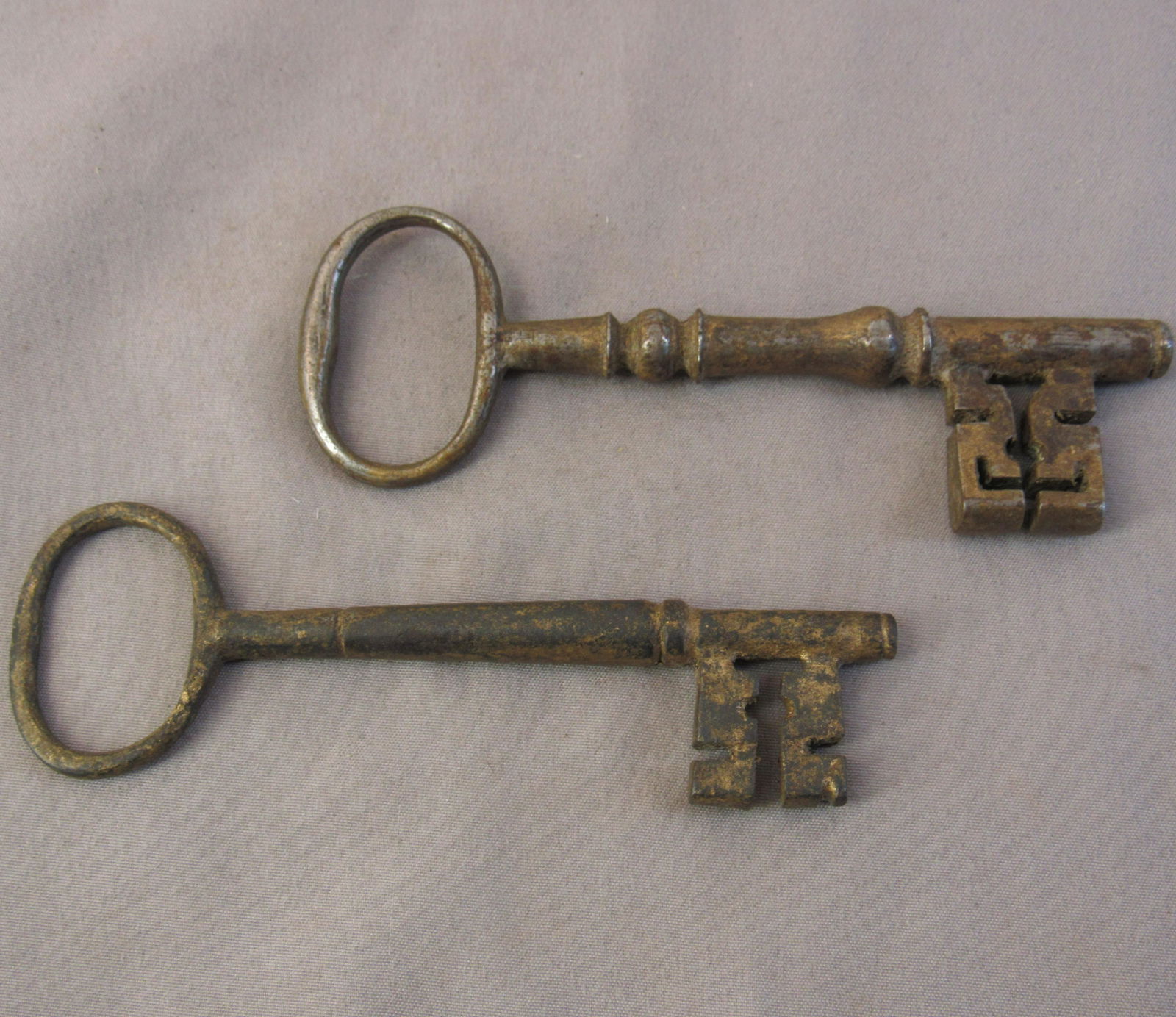 (2) antique ornate door lock or cabinet keys (1 of 4)
