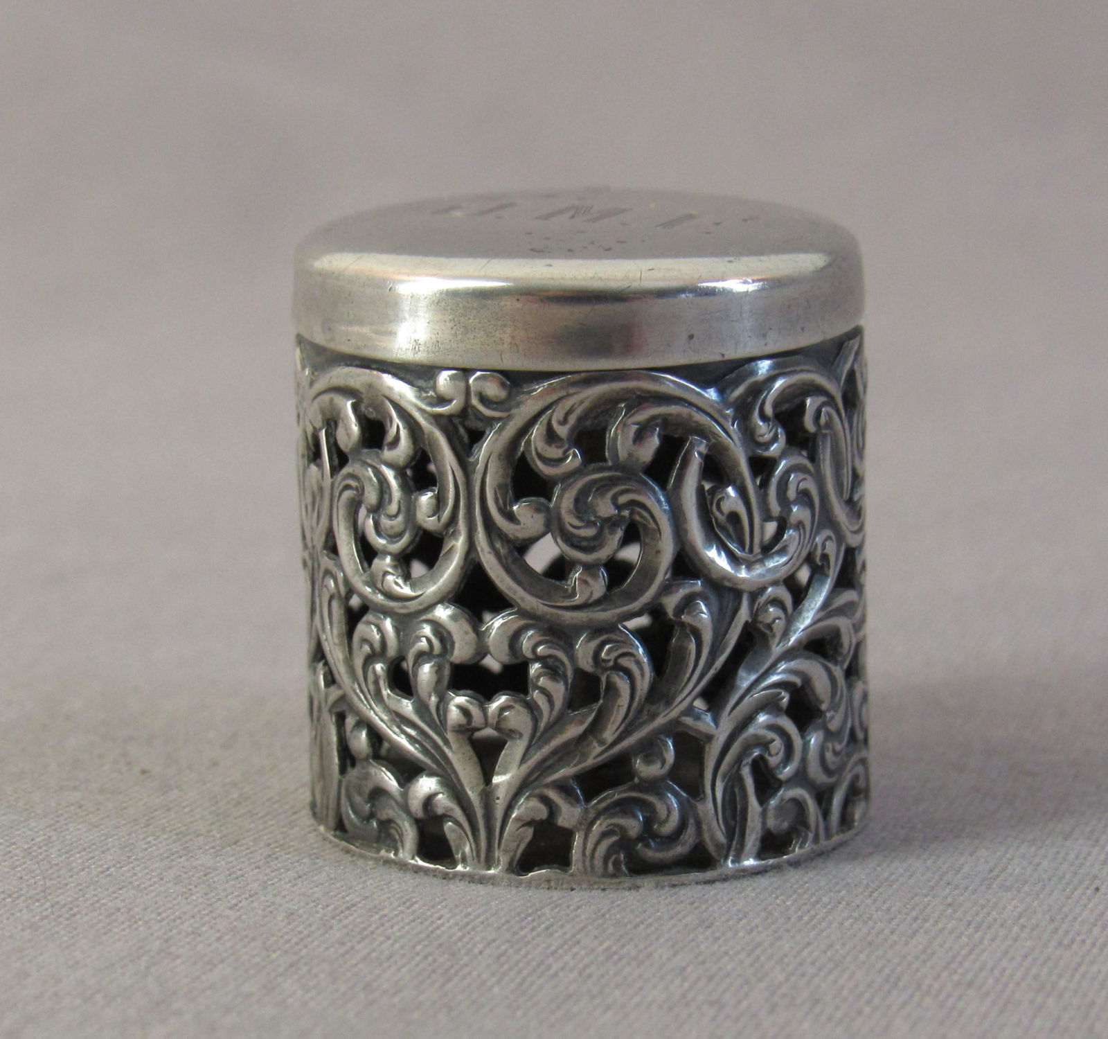 Sterling Silver Pierced Thimble Holder. (1 of 6)