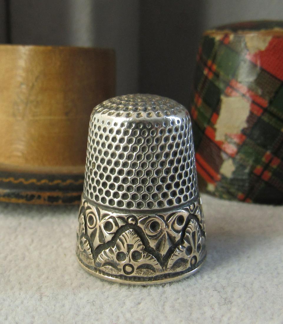 MD&K Sterling thimble with 14K gold band  in original Mauchline Scottish Case (1 of 5)