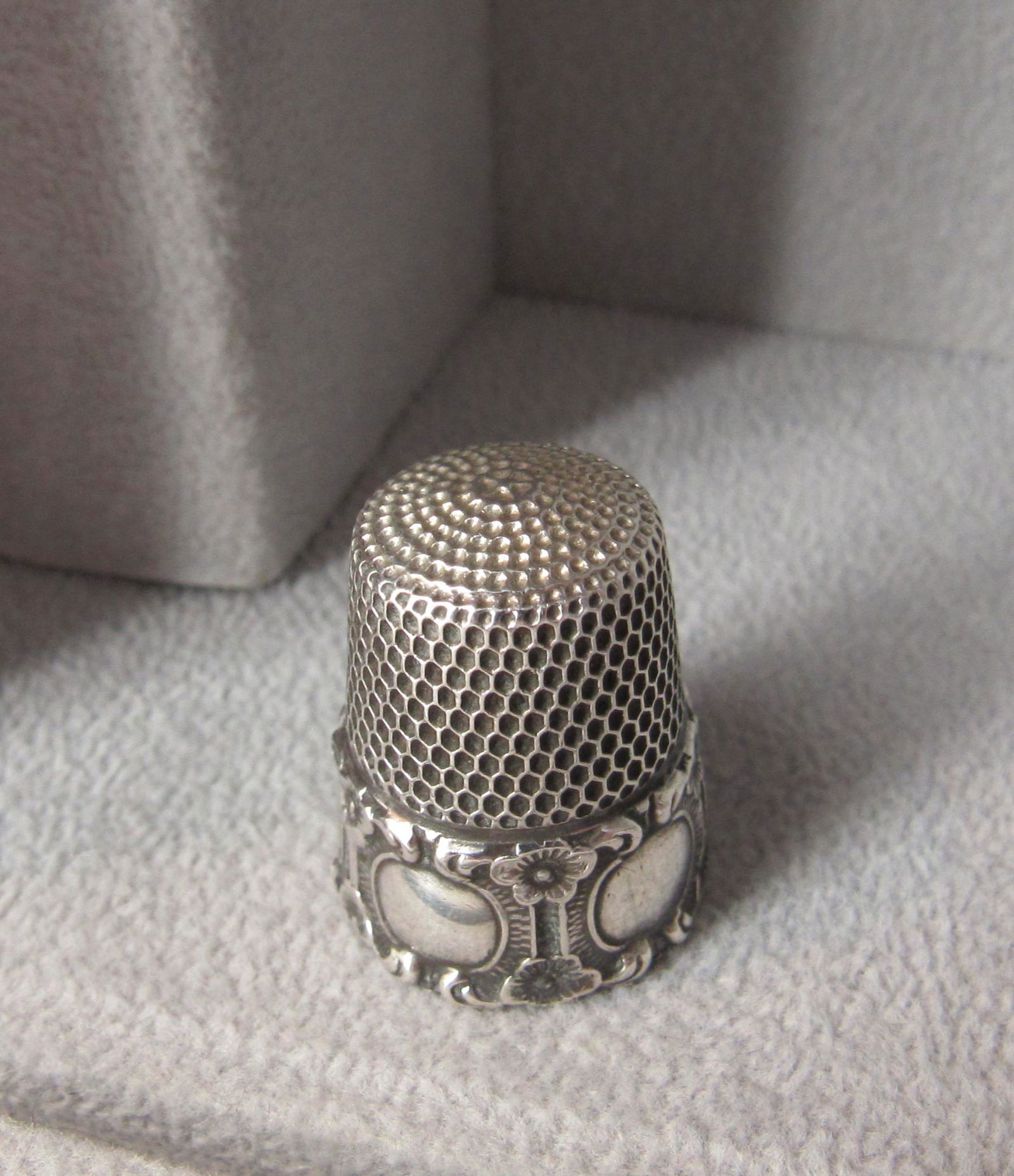 Sterling Silver thimble size 7 (1 of 3)