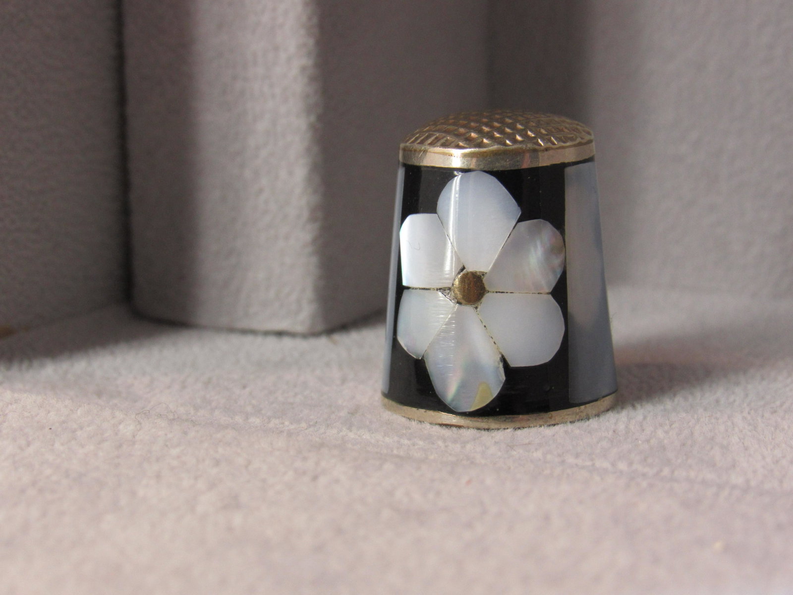 Mexican Silver Thimble with mother of Pearl: Alpac Mexico Silva with mother of Pearl and Enamel inlay. Large