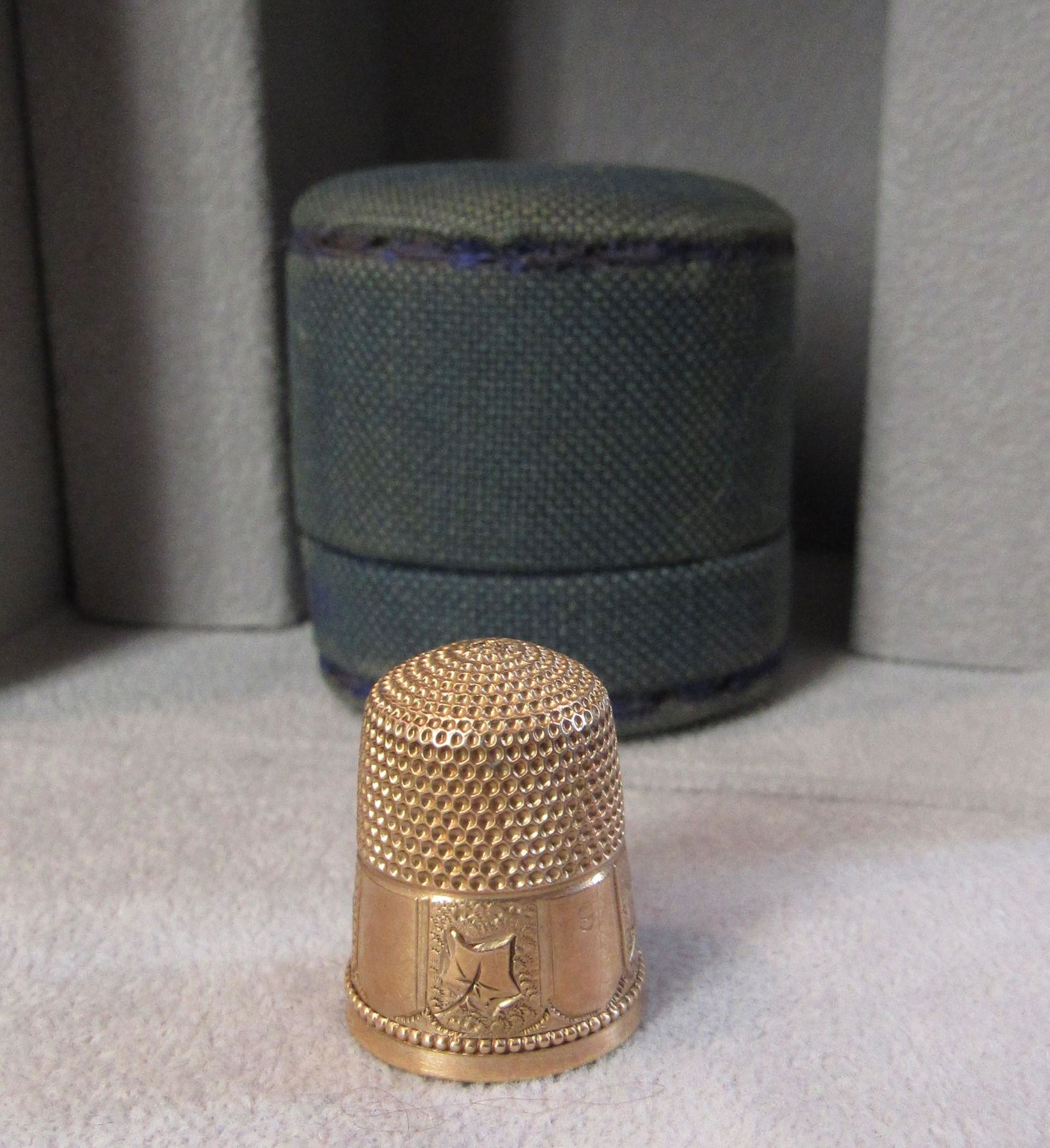 14K Solid Gold Simmons Thimble with Case. (1 of 5)