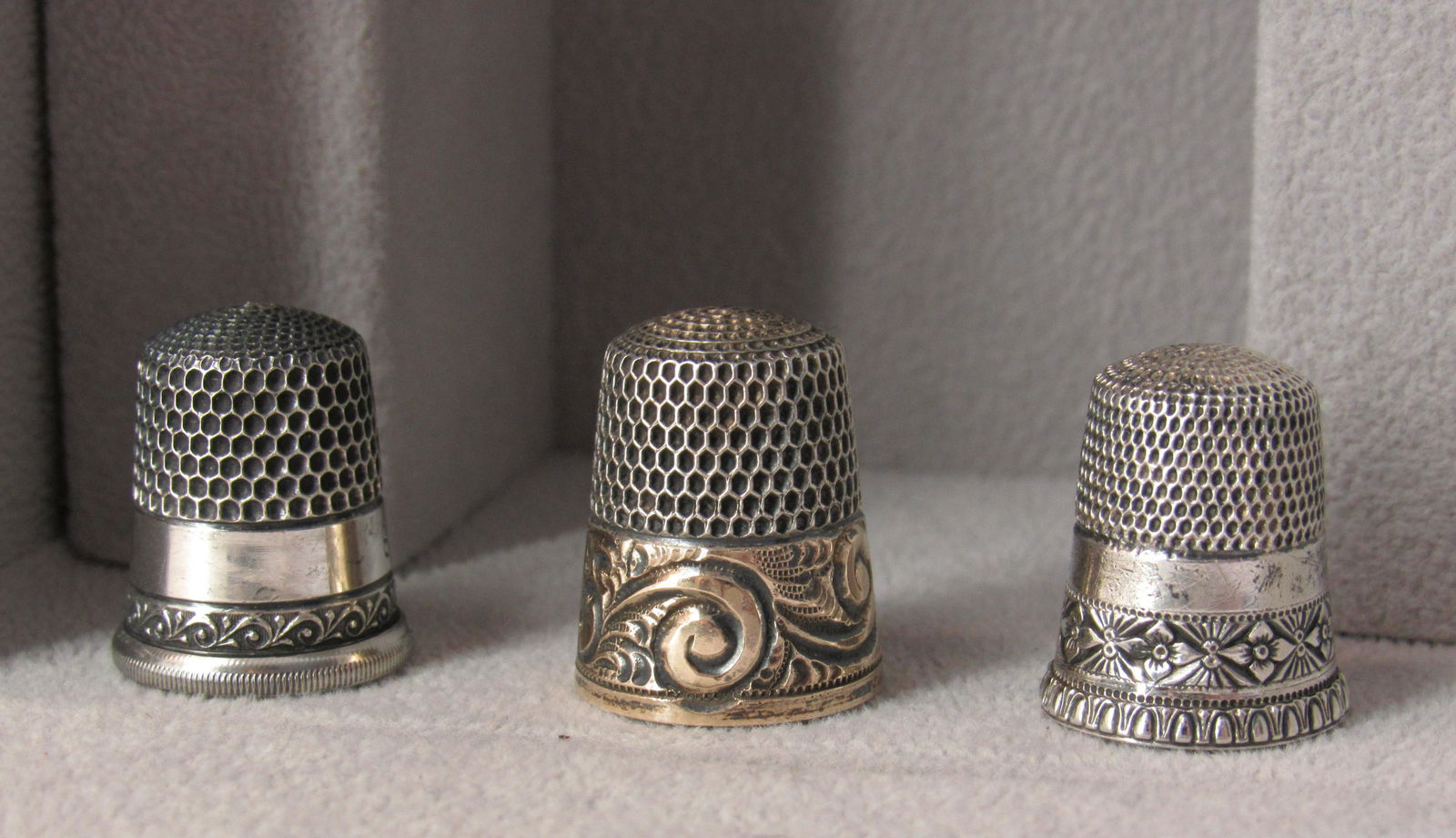 (3) Simmons Sterling Silver Thimbles. (Possible Gold Band) (1 of 4)