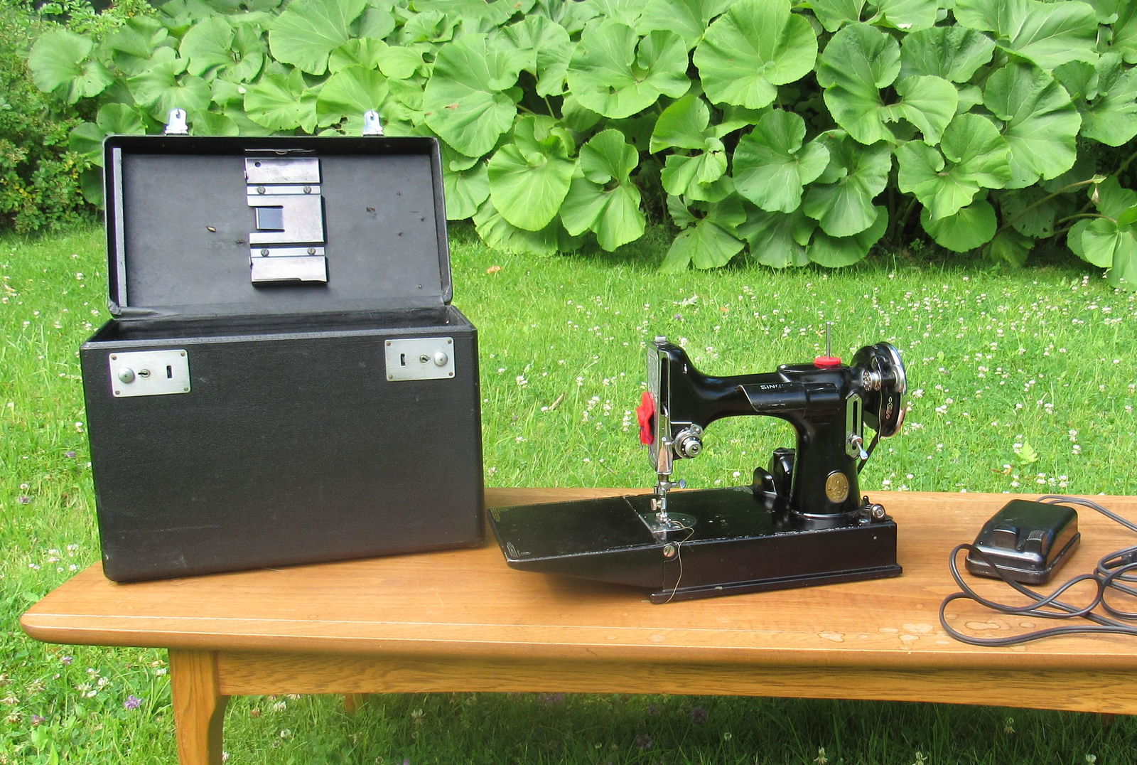 Singer Sewing Machine. 221 Featherweight.  1939 (1 of 8)