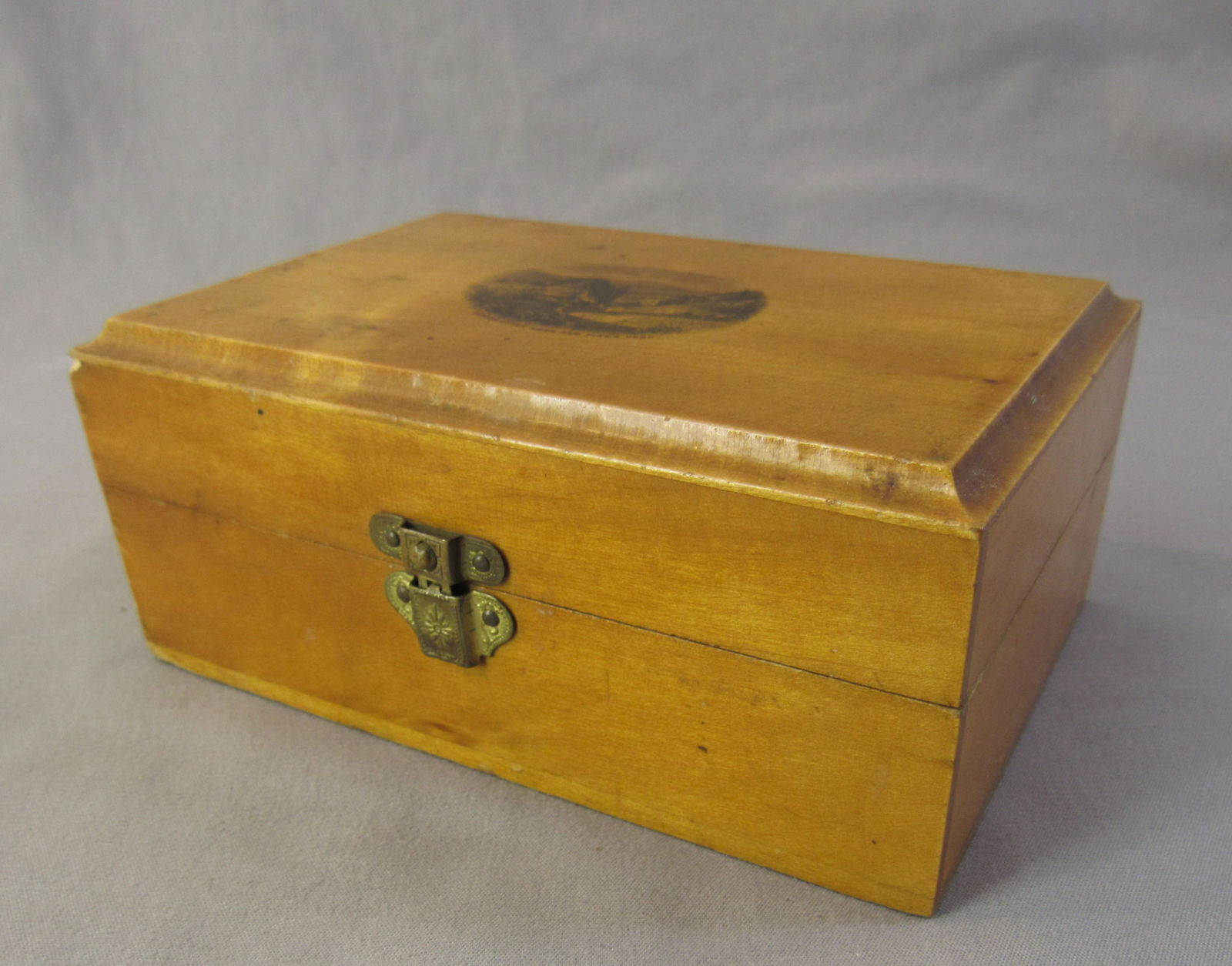 Treen ware advertising box featuring J&P coats , Pikes Peak (1 of 5)