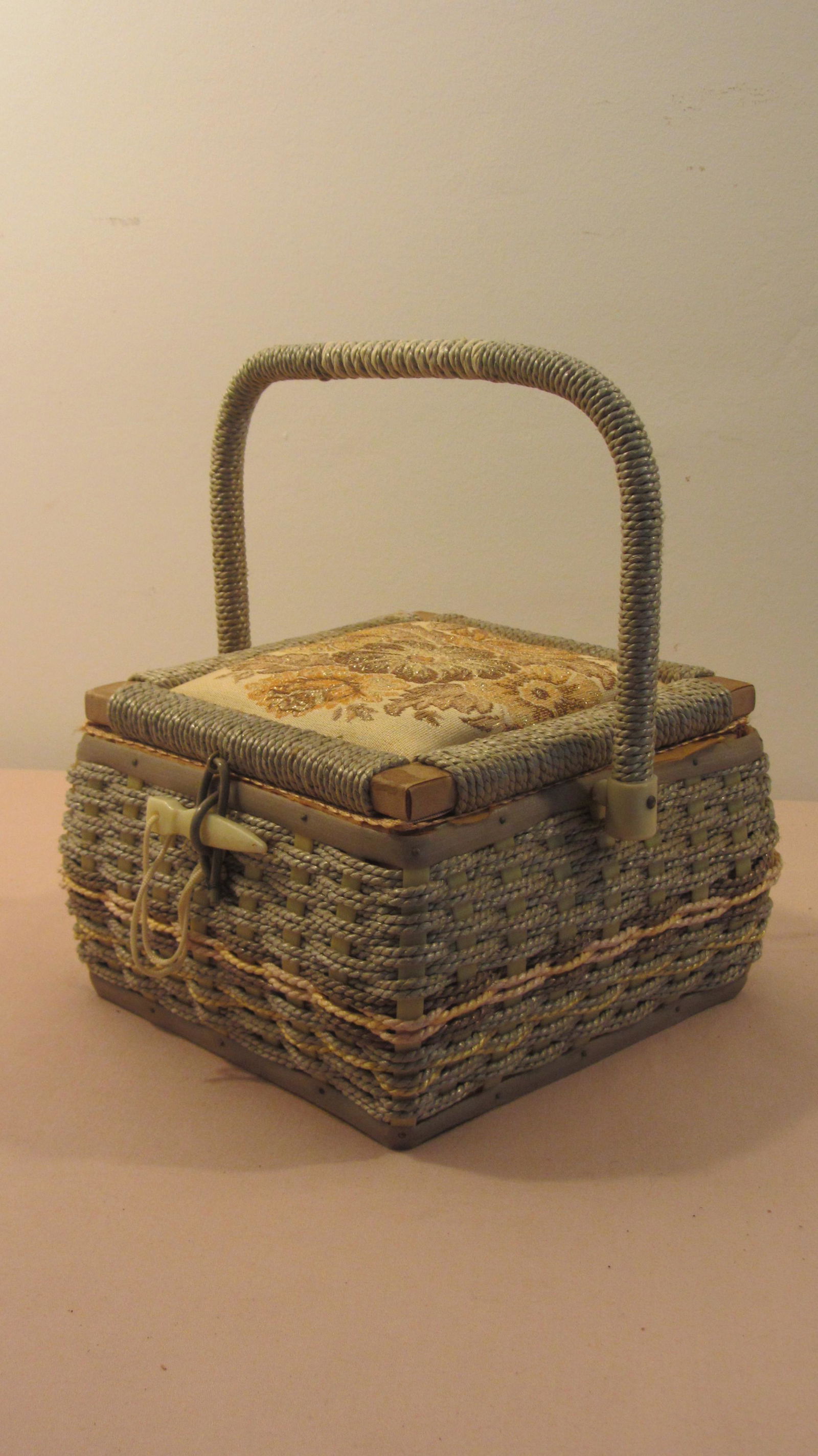 SINGER Sewing basket with pincushion top . (1 of 7)