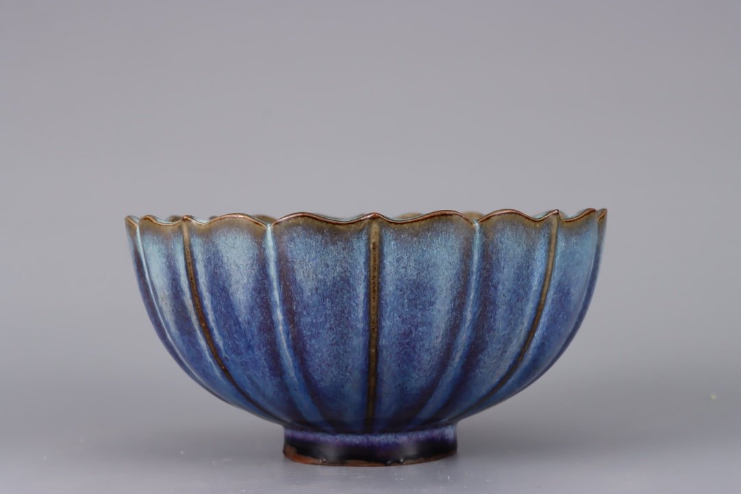 [FROM SOTHEBYS] A  PORCELAIN SONG DYNASTY JUN KILN PETAL BOWL (1 of 9)