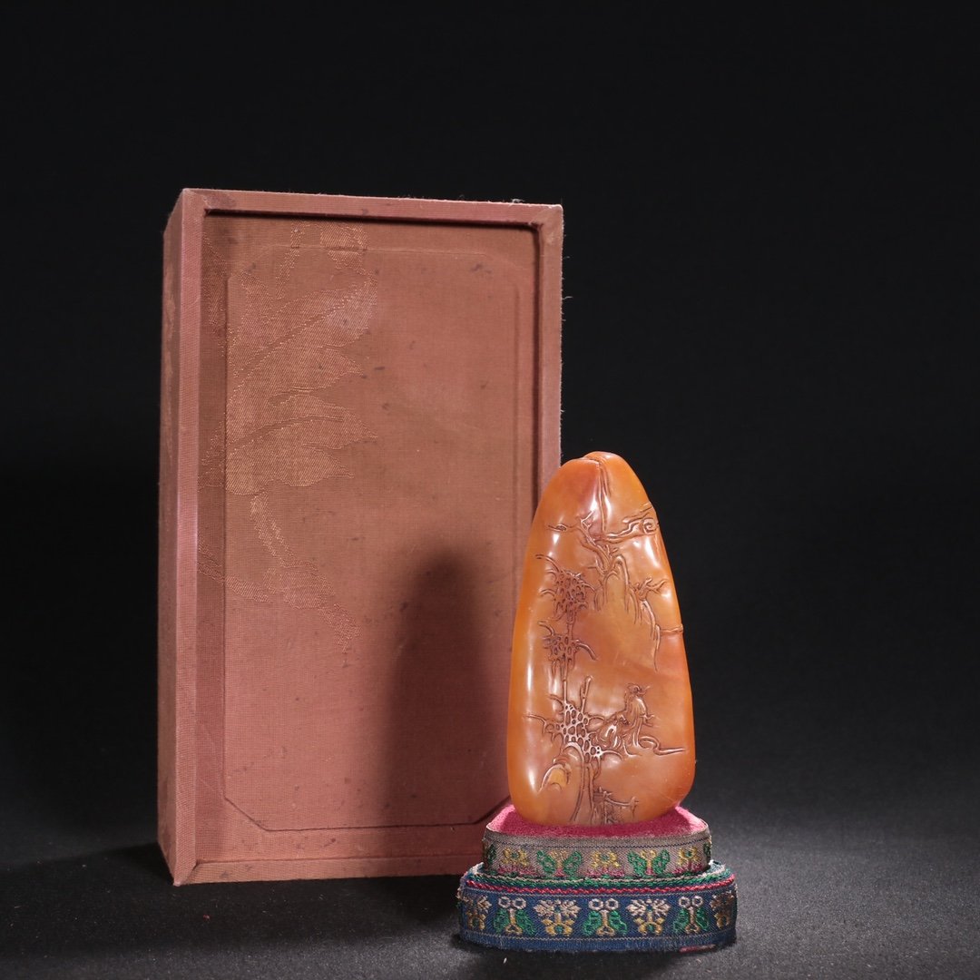 [FROM CHRISTIE'S] A QING DYNASTY SHOUSHAN STONE CARVING SEAL (1 of 9)