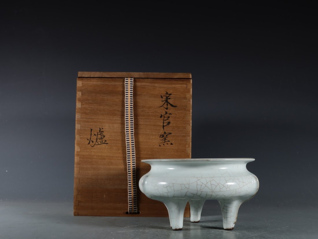 [FROM GALLERY] A SONG DYNASTY OFFICIAL KILN MOON WHITE GLAZED LI-TYPE FURNACE (1 of 9)