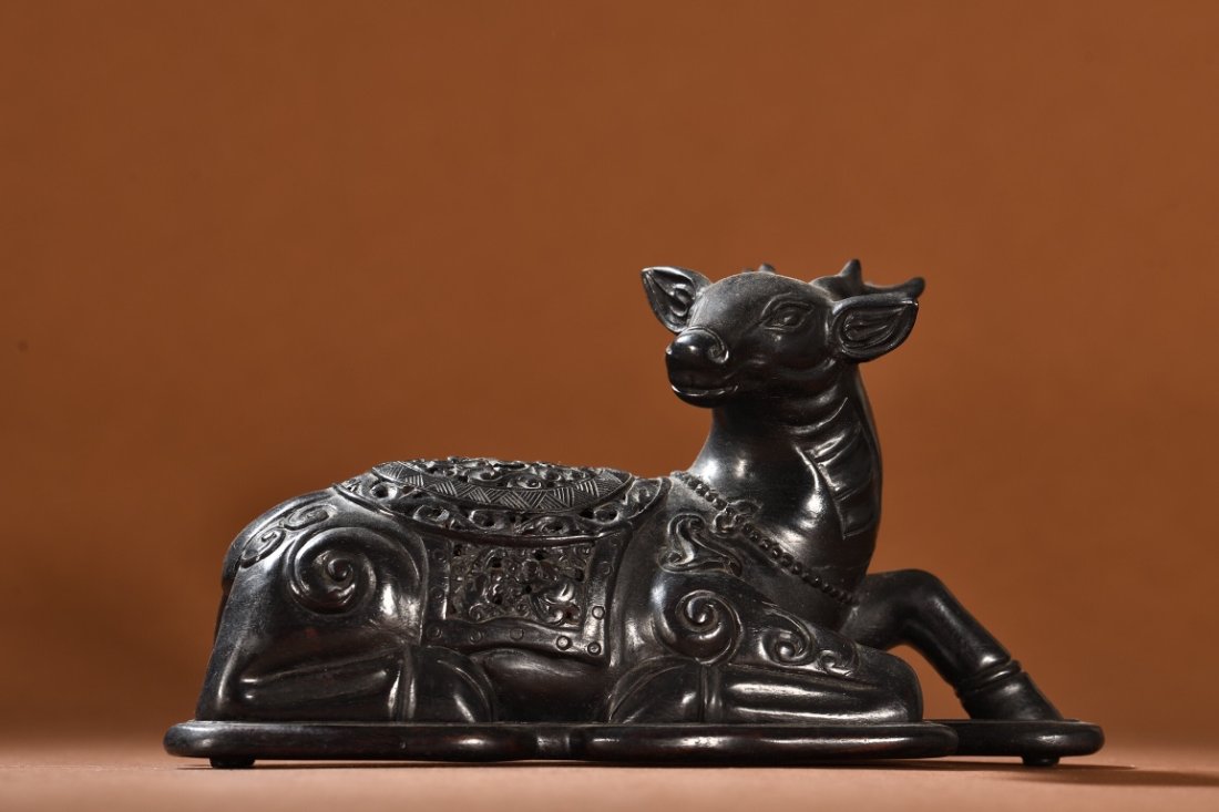 [FROM GALLERY] A QING DYNASTY RED SANDALWOOD BLESSING DEER AROMATHERAPY ORNAMENT (1 of 9)