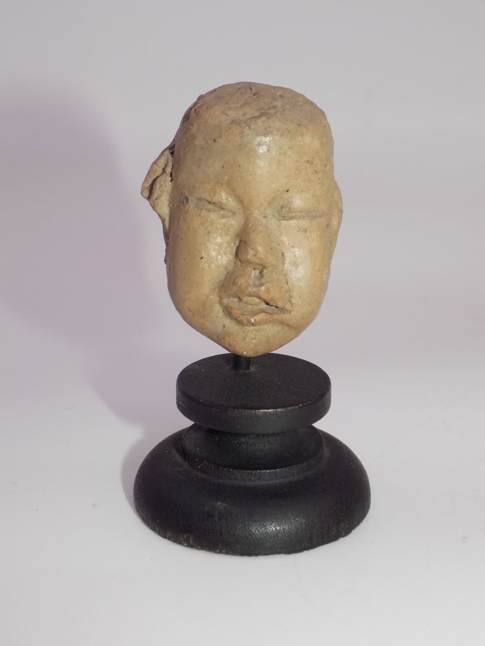 Pre-Columbian Stone Olmec Head: Pre-Columbian Stone Olmec Head, Black base, Ex-Pablo B Romero collection, Origin: Tabasco, Mexico, Age: 800-500 BCE. - Measurement: 2 3/4" L x 1 1/2" Weight: 1.4 OZ.