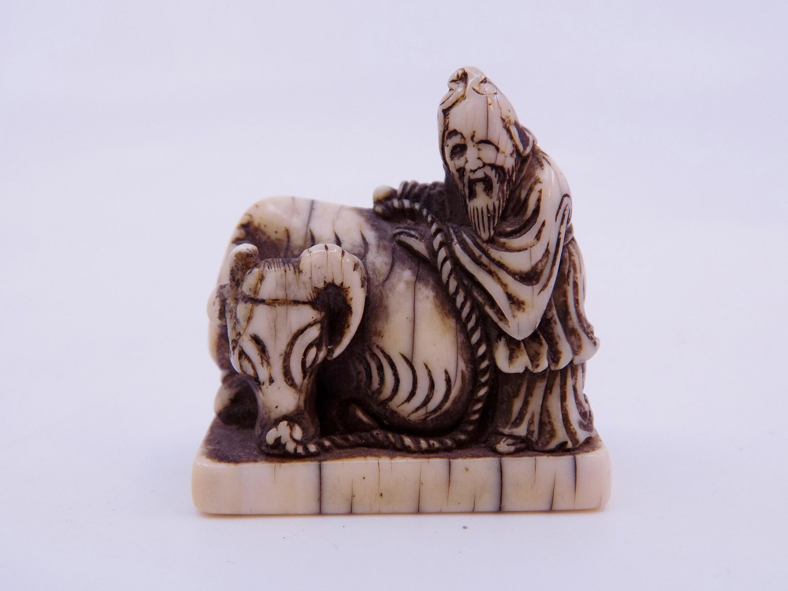 Antique/Vintage Carving Netsuke: Antique/Vintage Carving Netsuke, Measurement: Approx. 2" L x 1 1/2" W, Weight: Approx. .8 OZ