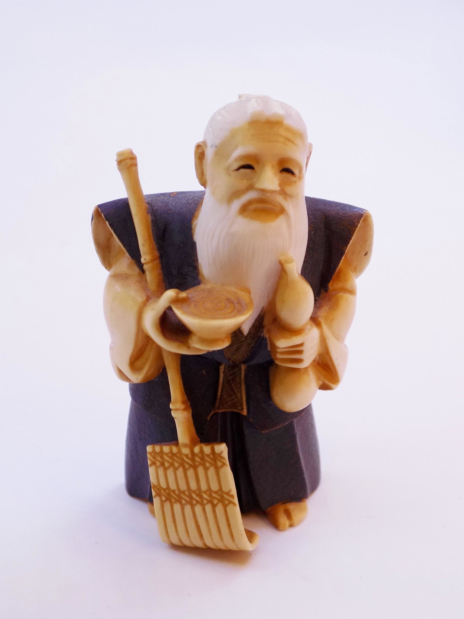 Antique/Vintage Carving Netsuke: Antique/Vintage Carving Netsuke, Measurement: Approx. 2" L x 1 1/2" W, Weight: Approx. .8 OZ