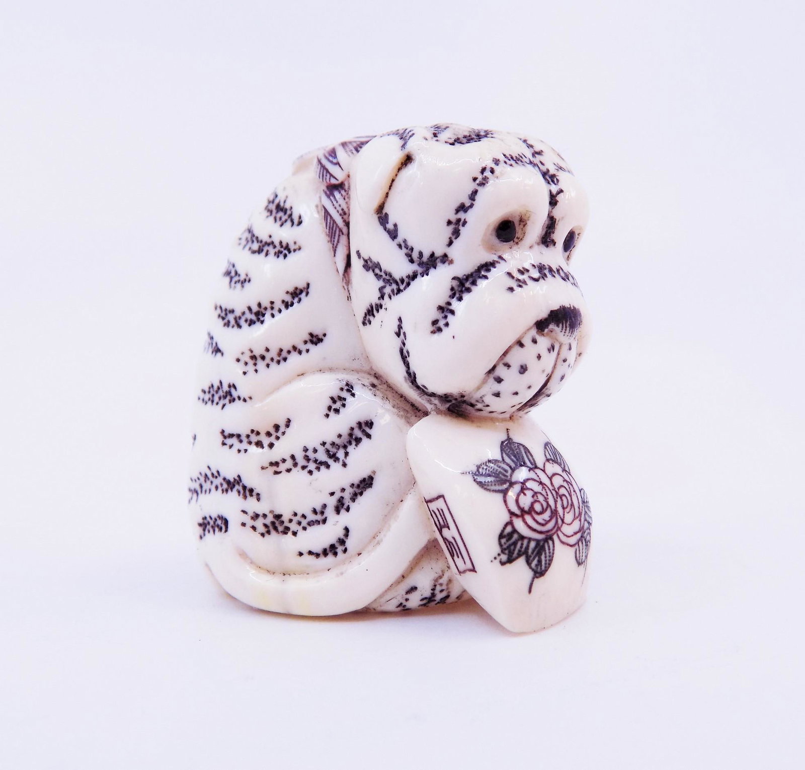 Antique/Vintage Netsuke: Antique/Vintage Netsuke, Signed Measurements: 1 1/2" L x 1 1/4" W