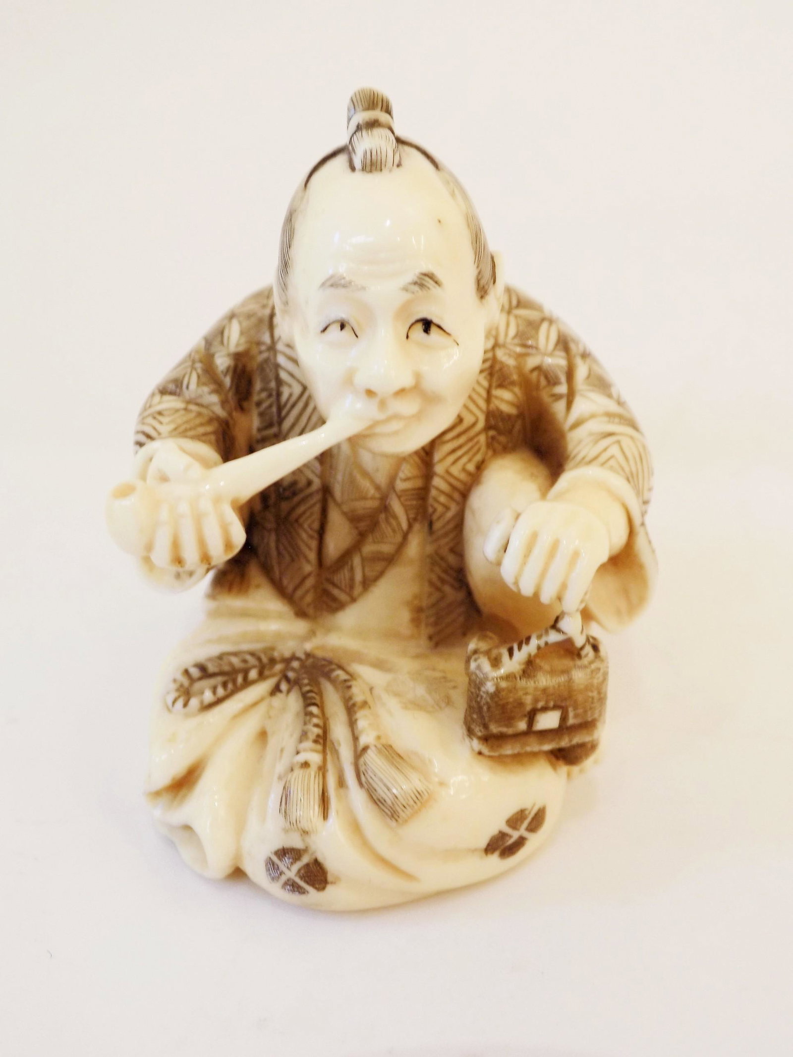 Antique/Vintage Netsuke: Antique/Vintage Netsuke, Signed Measurements: 1 3/4" L x 1 1/2" W