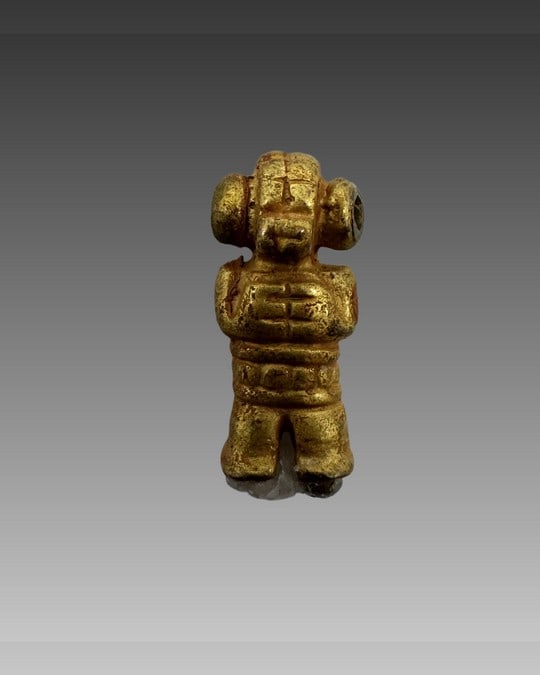 Precolumbian miniature gold figurine, Colombia (1 of 3)