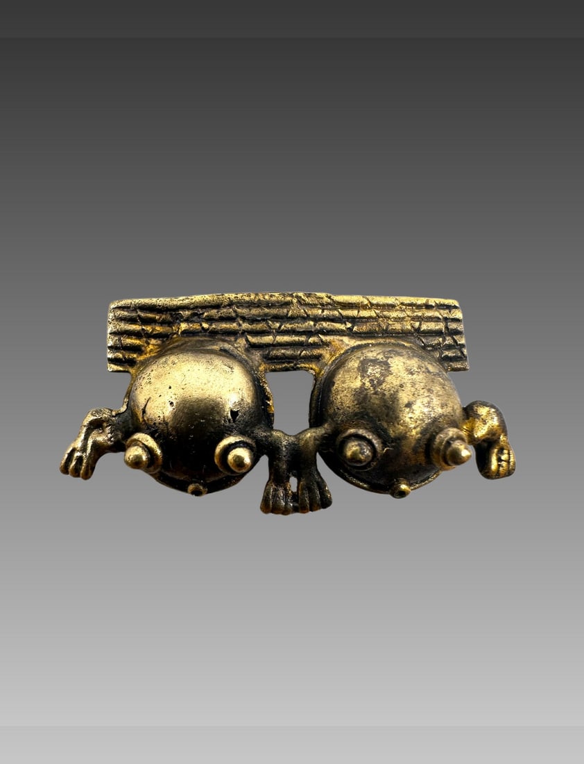 Precolumbian tumbaga double frog pendant, Costa Rica (1 of 4)