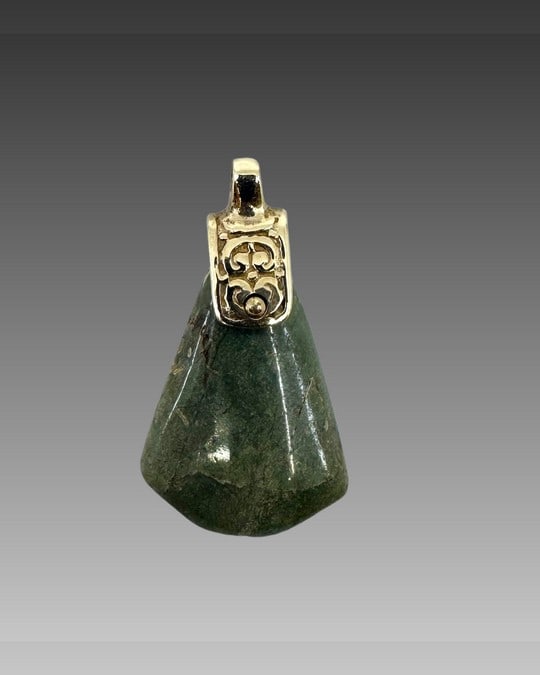 Precolumbian jade pendant with modern gold mounting, Costa Rica (1 of 2)